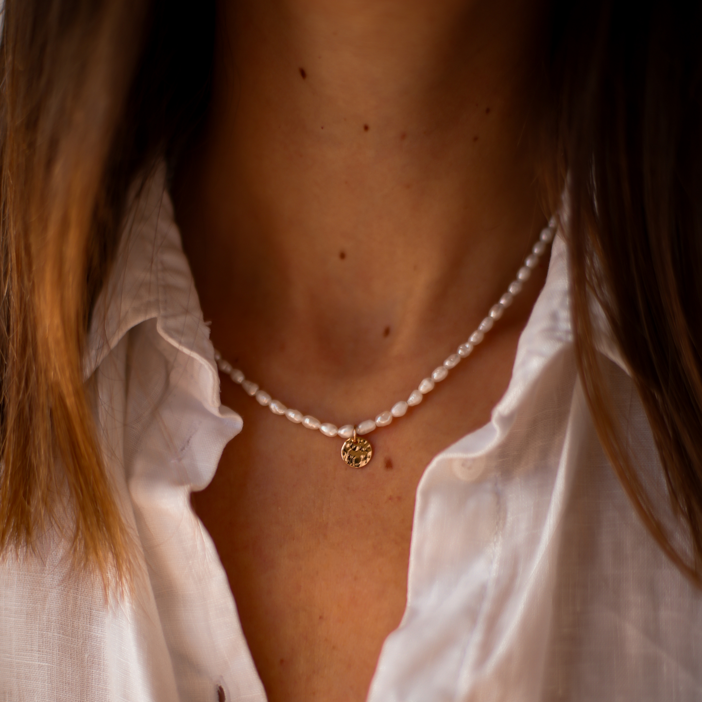 Collier perles d'eau médaille plaqué or