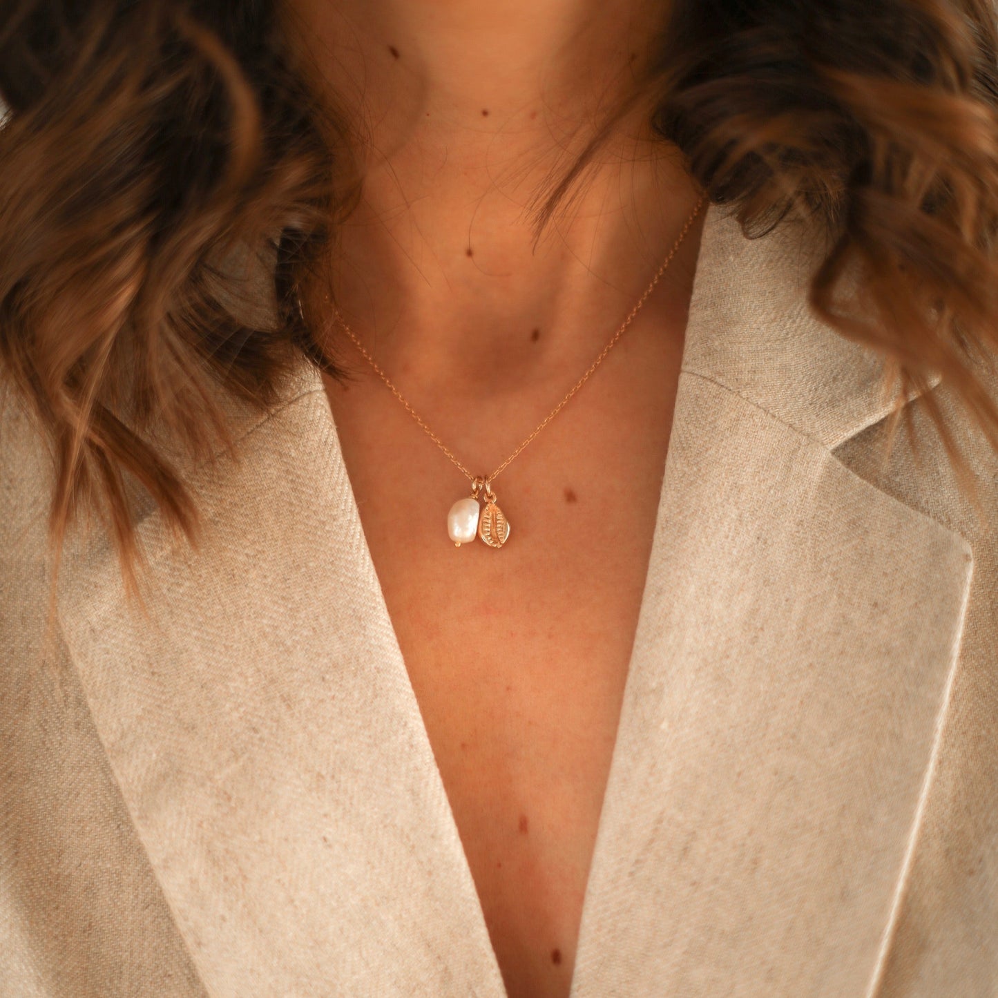 Collier pendentif coquillage cauri et perle d'eau douce
