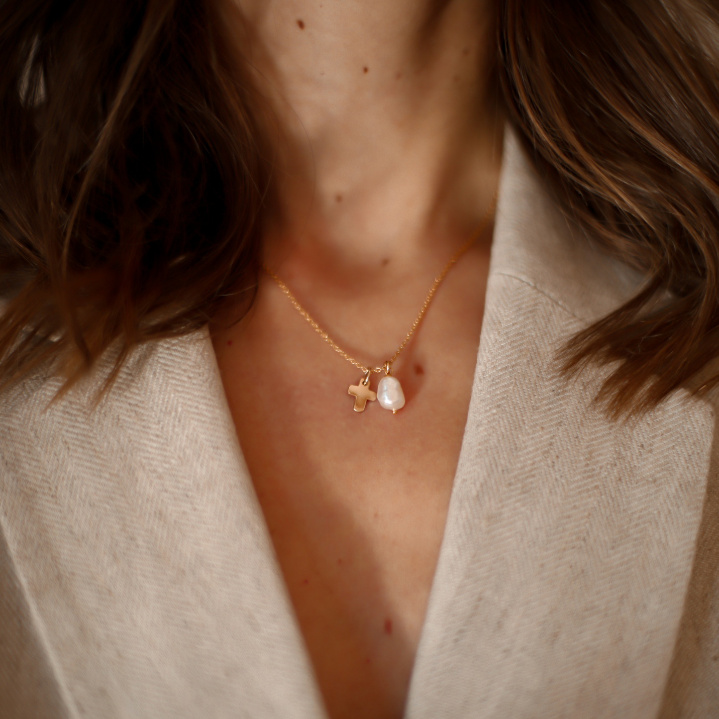 Collier perle d'eau douce et croix