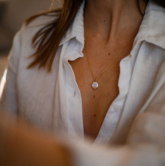 Collier plaqué or perle d'eau douce plate