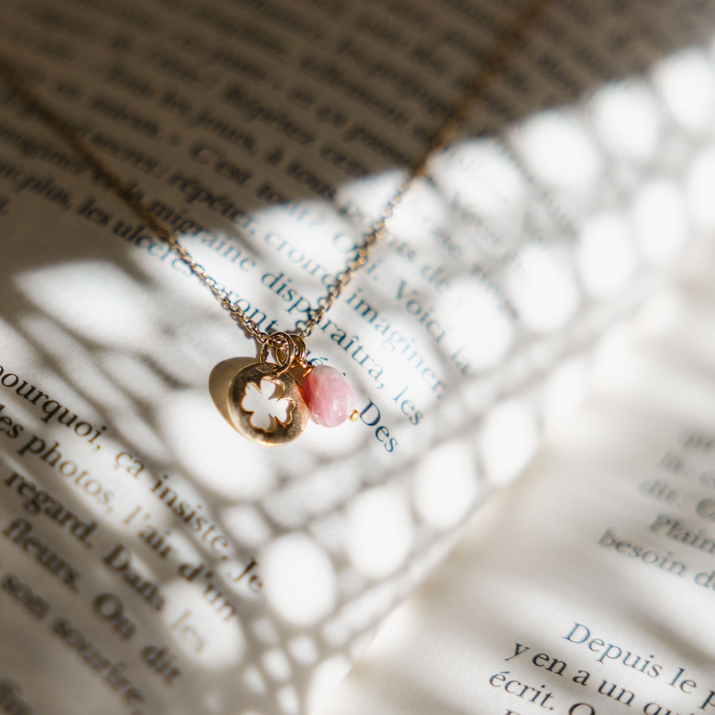 Collier médaille trèfle et tourmaline rose
