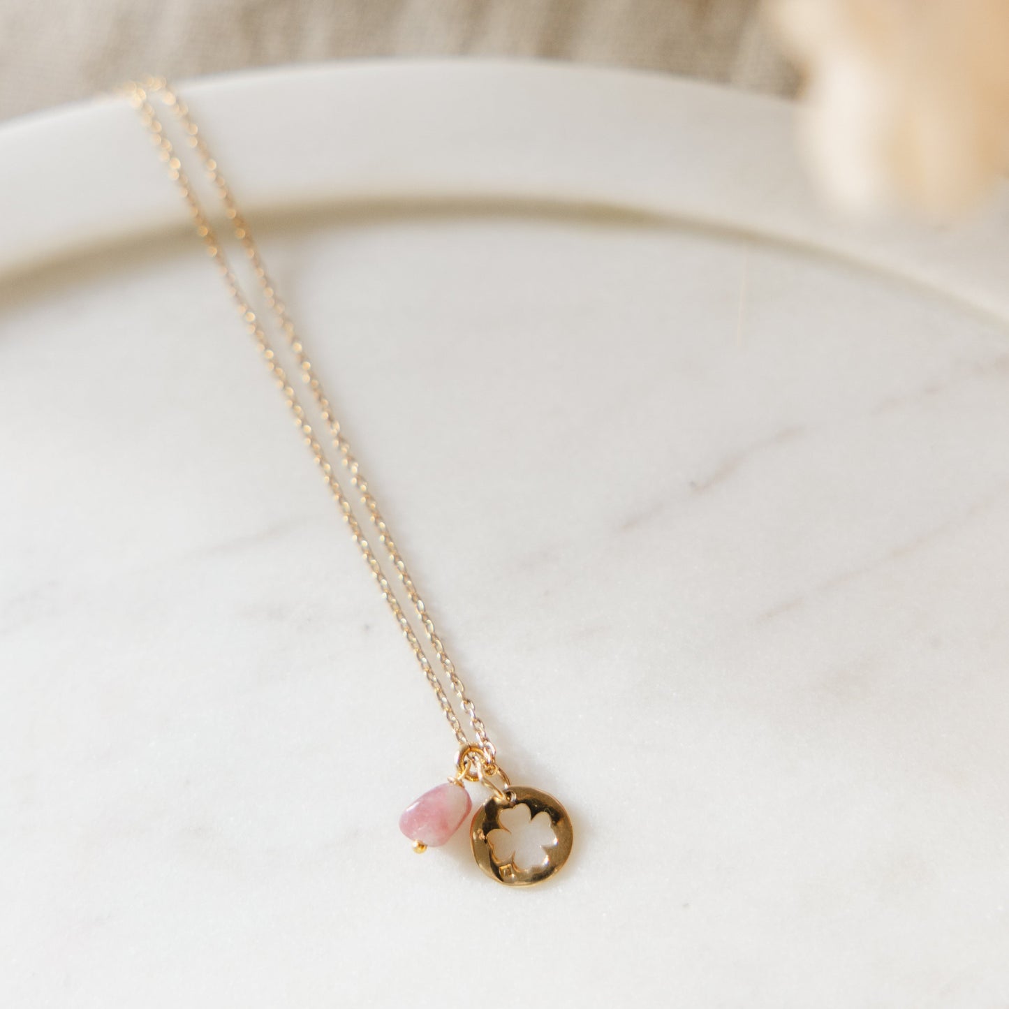 Collier médaille trèfle et tourmaline rose