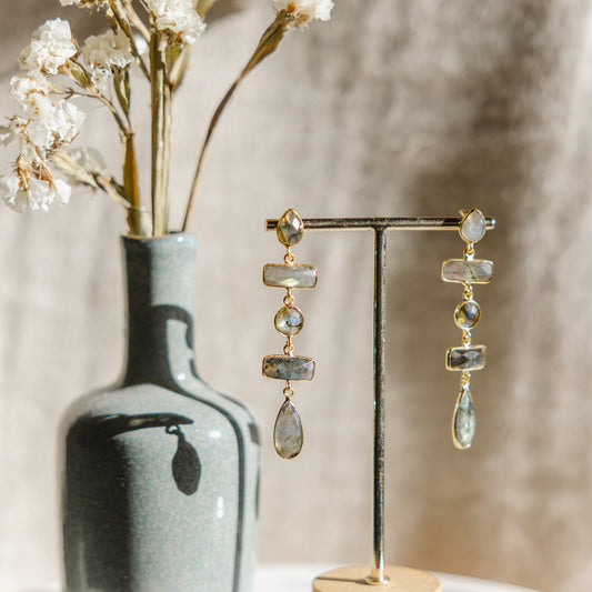 Élégantes boucles d’oreilles labradorite – Dorées à l’or fin