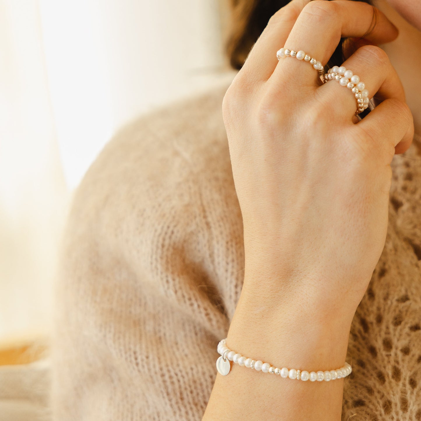 Bracelet en perles d’eau douce, médaille et fleurs – argent 925