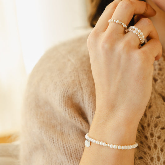 Bracelet en perles d’eau douce, médaille et fleurs – argent 925