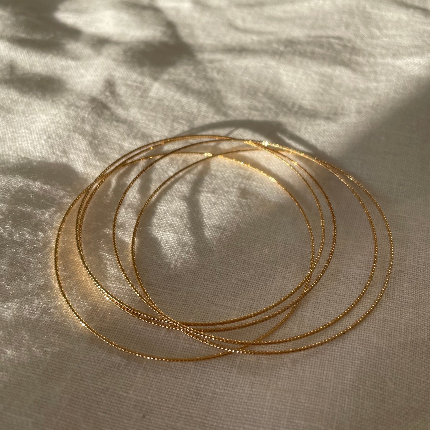 Jonc scintillant en plaqué or – bijou minimaliste