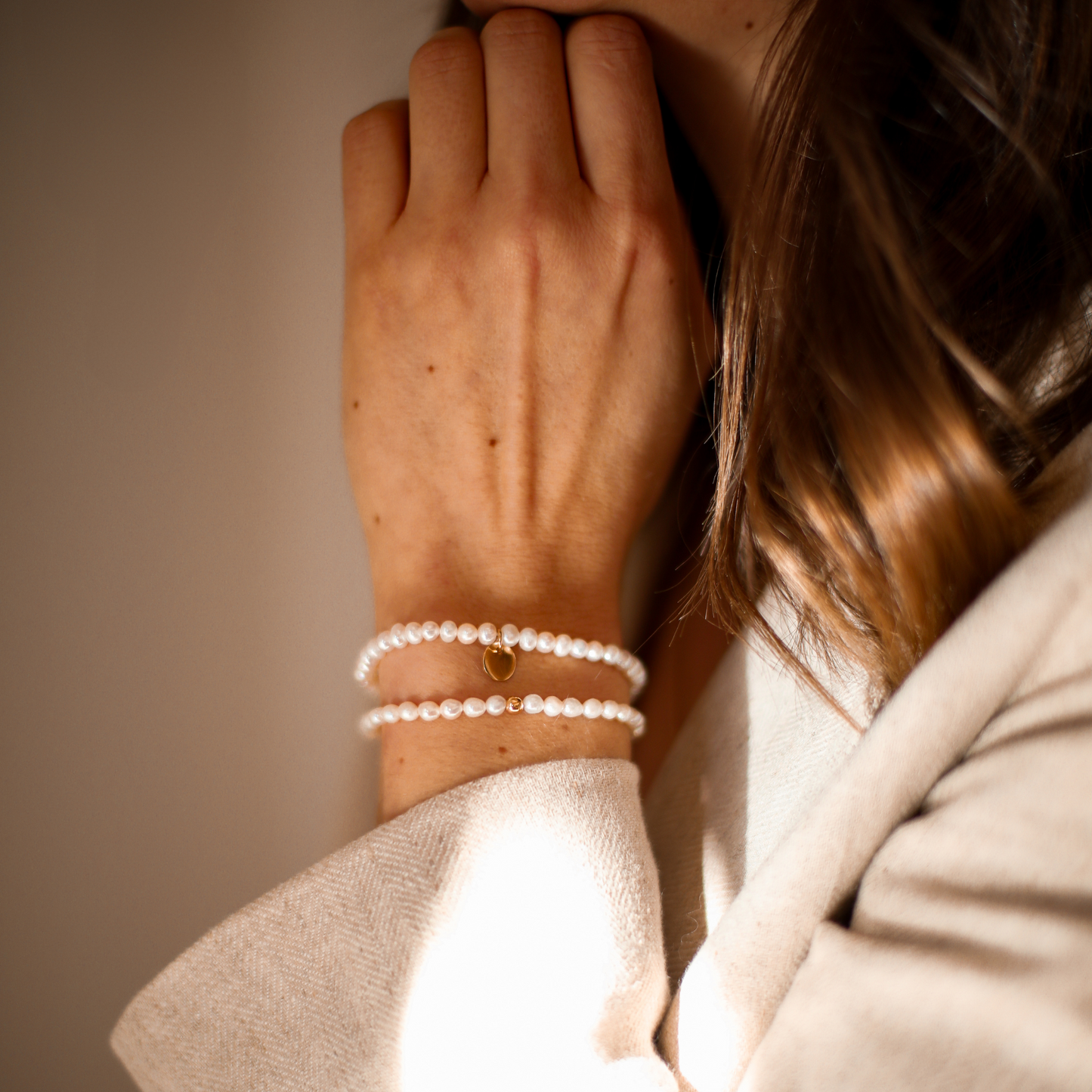 Bracelet en perles d’eau douce et médaille plaqué or