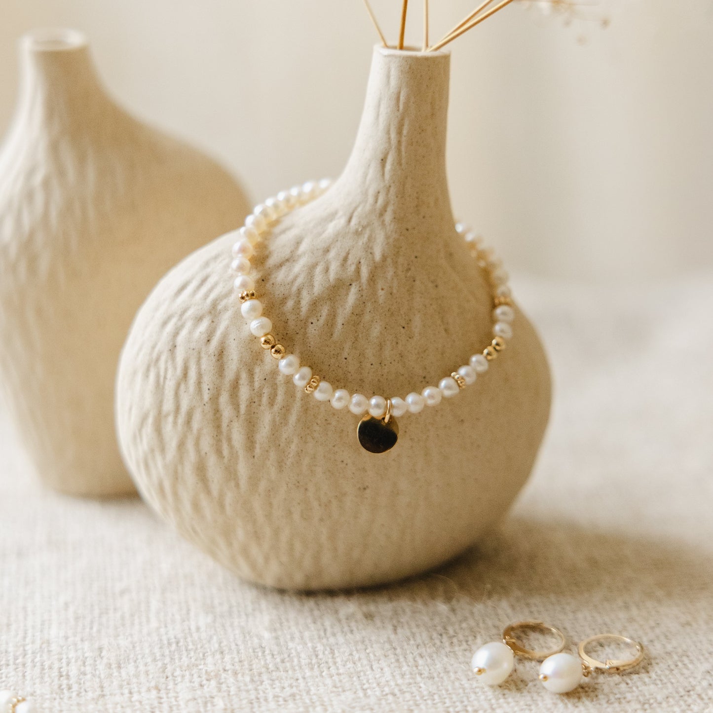 Bracelet en perles d’eau douce, médaille et fleurs – plaqué or