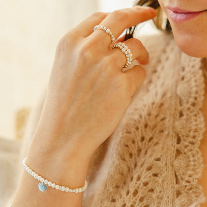 Bracelet en perles d’eau douce, médaille et fleurs – argent 925
