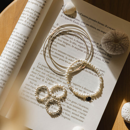 Bracelet en perles d’eau douce, médaille et fleurs – argent 925