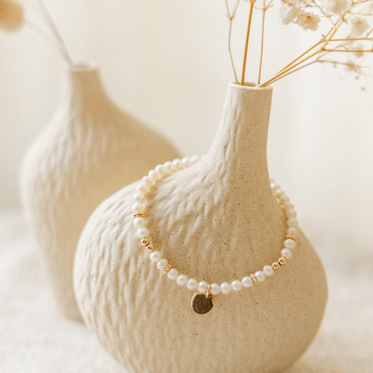 Bracelet en perles d’eau douce, médaille et fleurs – plaqué or