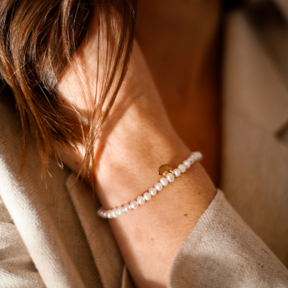 Bracelet en perles d’eau douce et médaille plaqué or