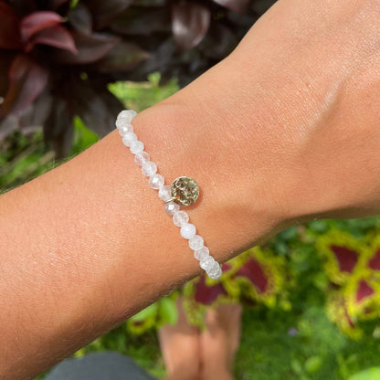 Bracelet en pierre de lune et médaille – pierres naturelles