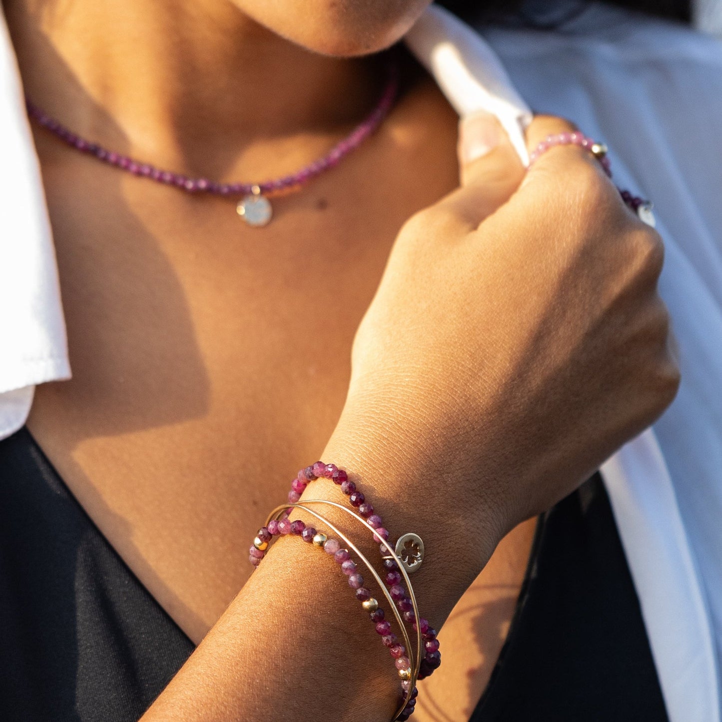 Bracelet en rubis & médaille trèfle – pierres naturelles