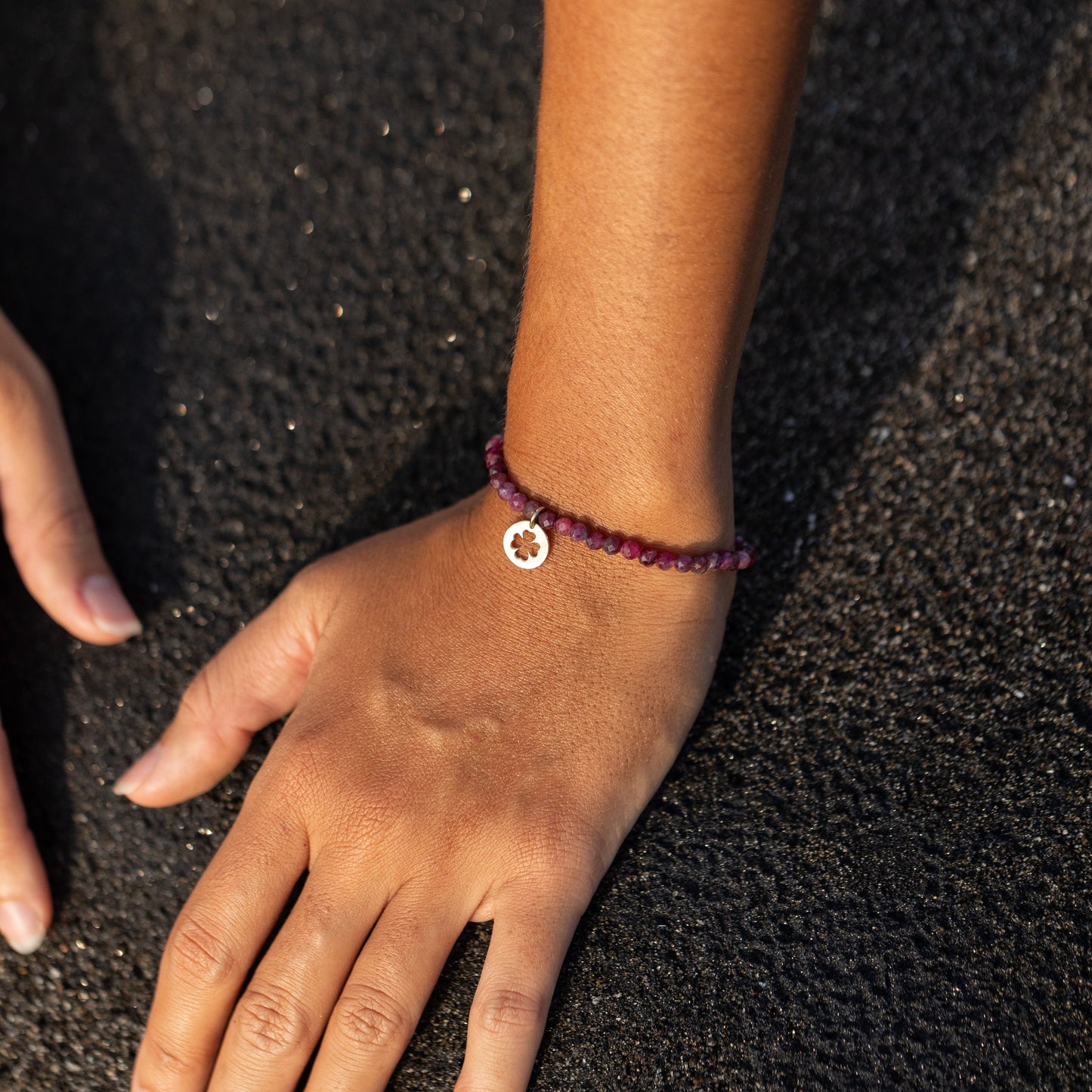 Bracelet en rubis & médaille trèfle – pierres naturelles