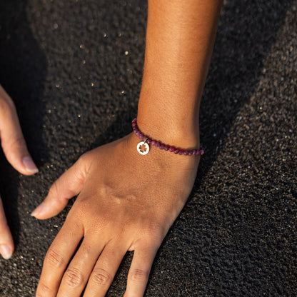 Bracelet en rubis & médaille trèfle – pierres naturelles