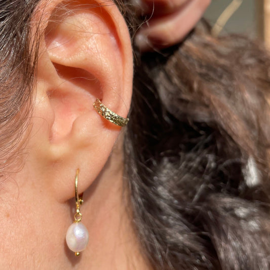 Bague d’oreille martellée en plaqué or – earcuff élégante