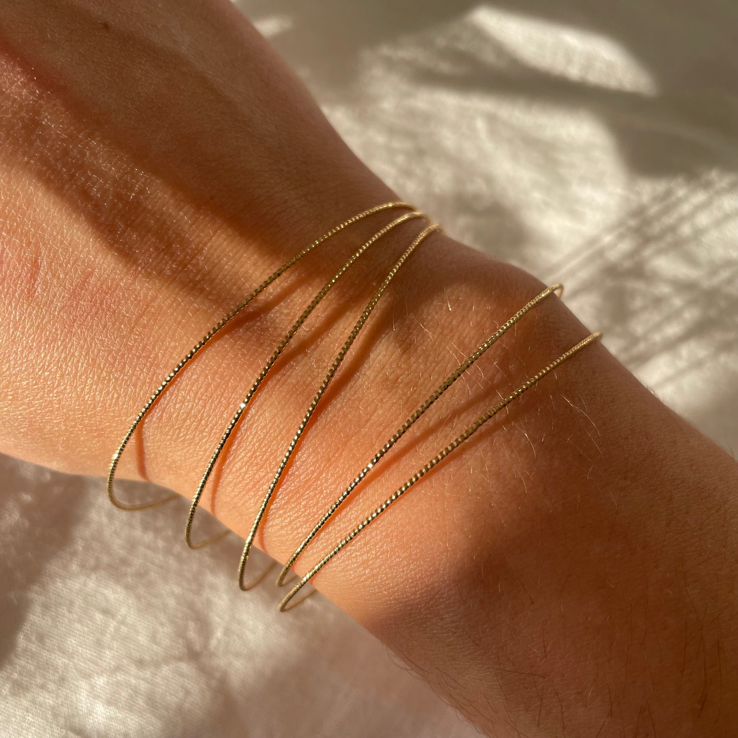 Jonc scintillant en plaqué or – bijou minimaliste
