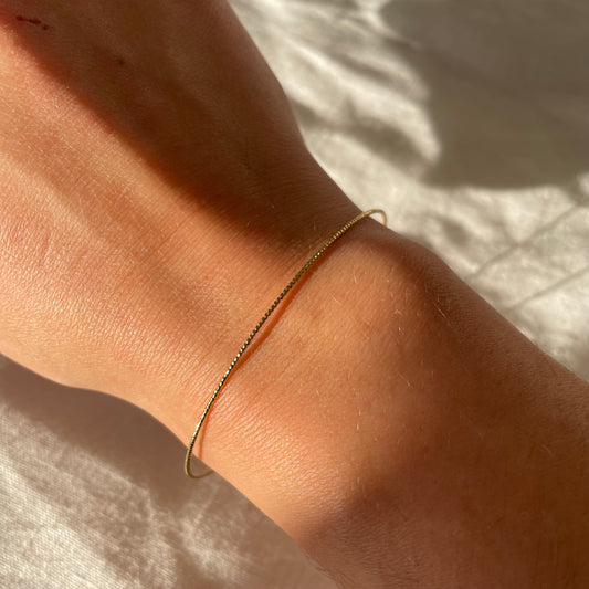 Jonc scintillant en plaqué or – bijou minimaliste