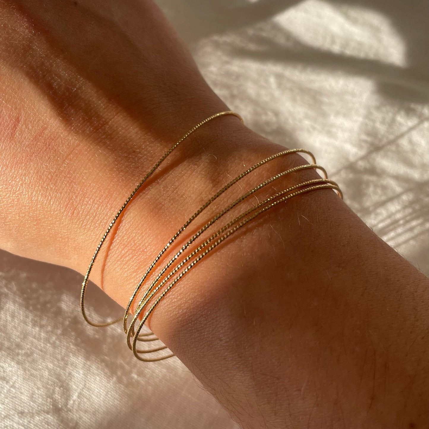Jonc scintillant en plaqué or – bijou minimaliste